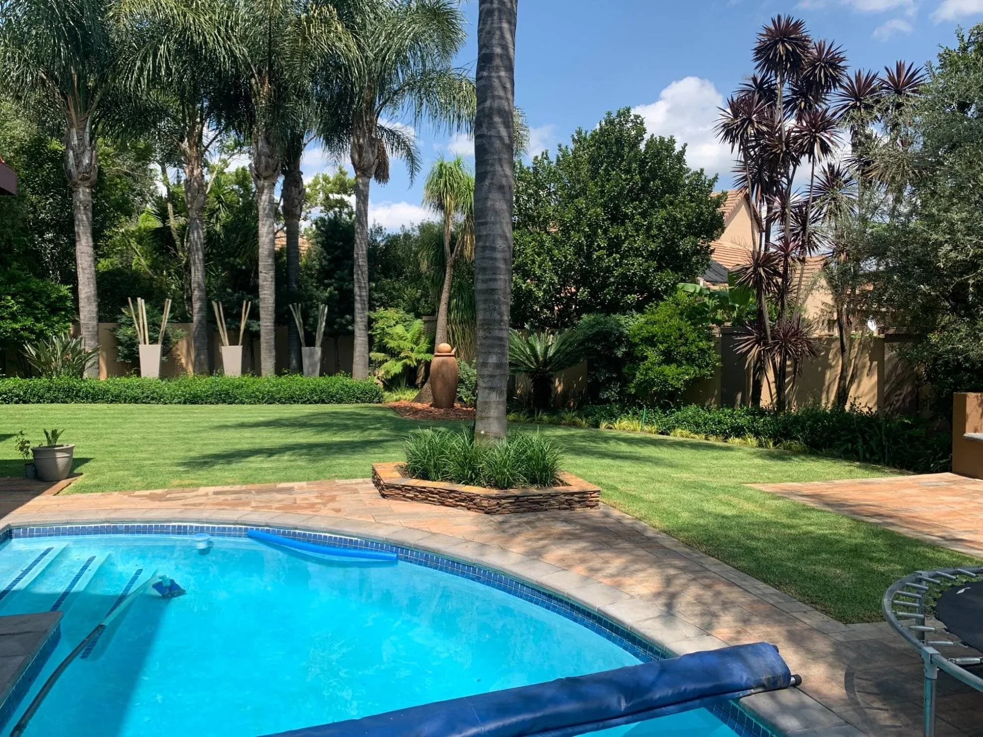 Swimming Pool Landscaping in Pretoria East — photograph 2 of 10